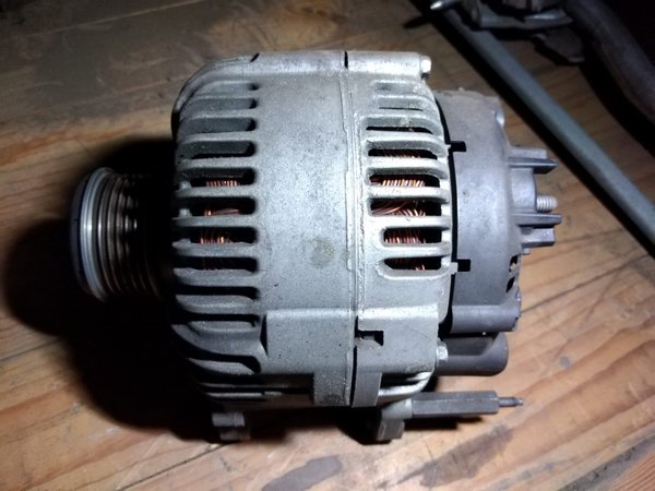 VW Passat 3C Lichtmaschine Generator VALEO 180A 021903026L